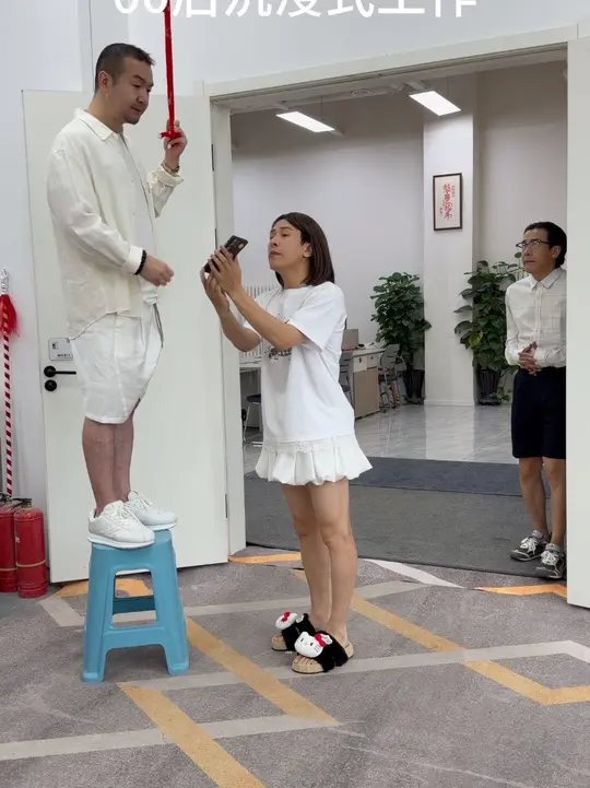 过个节老板撑不住了#00后工作 #00后整顿职场 #一人分饰多角 #笑到肚子疼 #铺天盖地小超越